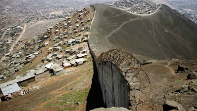 تحرك عاجل في البيرو بشأن جدار العار الفاصل بين الأغنياء والفقراء