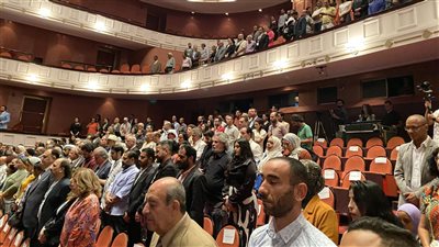 دقيقة حداد على روح الفنان التونسي لسعد المحواشي في حفل ختام القاهرة التجريبي (صور) 