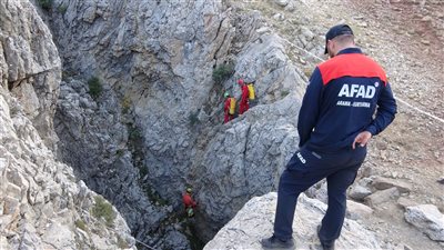 أول ظهور للأمريكي العالق علي عمق 3 آلاف قدم بكهف تركي (فيديو)