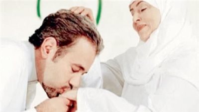 20 حديثا نبويا في بر الآباء في الحياة والممات وتحذيرات من العقوق