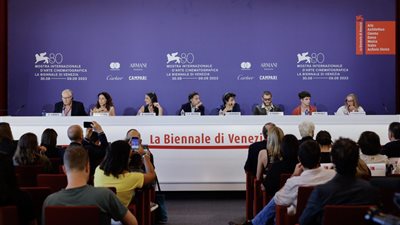 بدء المؤتمر الصحفي لفيلم ختام مهرجان فينيسيا La Sociedad De Nieve (صور)