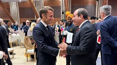 الرئيس السيسي يلتقي نظيره الفرنسي بنيودلهي