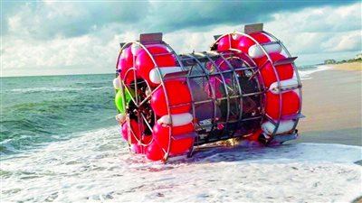 خفر السواحل الأمريكي يمنع رجلا من عبور المحيط بعجلة هامستر 