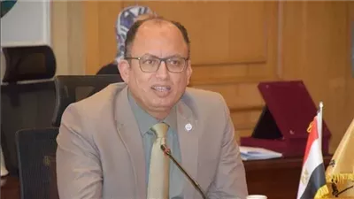 رئيس جامعة حلوان يستمع لآراء الطلاب خلال جولته التفقدية للمطعم المركزي