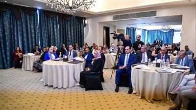 وزيرة البيئة تتفقد المناهج التعليمية المطورة لتضمن دمج المفاهيم البيئية فى المناهج الدراسية