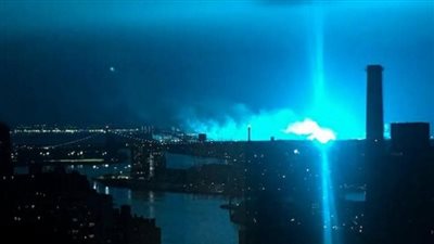 الضوء الأزرق الغامض يثير رعب العالم، يظهر قبل الزلازل المدمرة، والنشطاء ربطوه بقرب يوم القيامة والكائنات الفضائية، والظاهرة تحير العلماء 