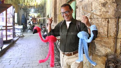 قصة أبو الحسن مع صناعة الدمى المتحركة.. وكيف يرسم البسمة على وجوه الأطفال (فيديو) 