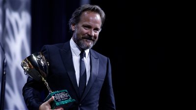 بيتر سارسجارد يفوز بجائزة أفضل ممثل بمهرجان فينيسيا
