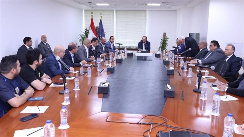 وزير الاتصالات مع