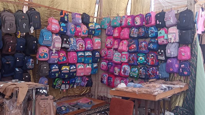 معرض ملابس مدرسية،