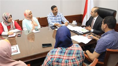 نائب محافظ سوهاج يعقد اجتماعا بأعضاء فريق مبادرة صوتك مسموع