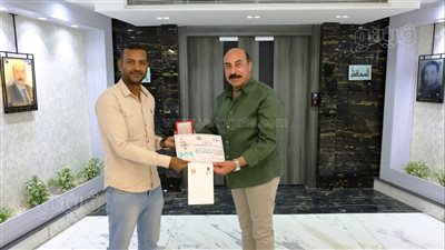 محافظ أسوان يكرم شابا لأمانته في رد مبلغ مالي وذهب لأصحابه