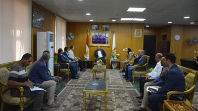 محافظ الوادي الجديد يناقش خطة توطين 150 أسرة من كفر الشيخ 