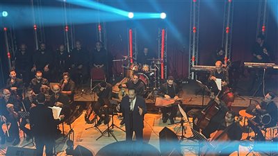 الصحفيون يقفون دقيقة حداد على أرواح ضحايا زلزال المغرب قبل حفل علي الحجار