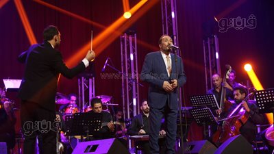 على الحجار يوجه رسالة لـ إيمان البحر درويش من  مسرح نقابة الصحفيين