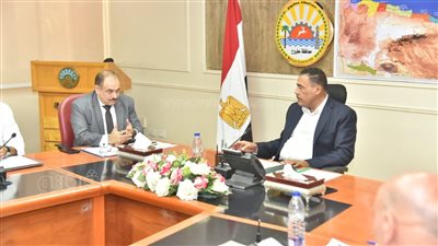 محافظ مطروح يتابع تنفيذ مشروعات الصرف الصحي المتكامل (صور)