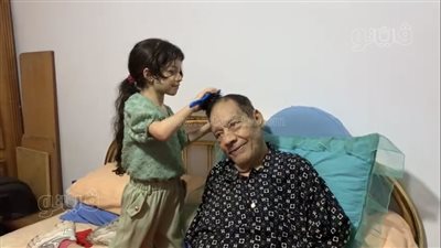 ريهام تمشط شعر والدها، ابنة حلمي بكر تثير الإعجاب بتصرفاتها البريئة (فيديو)