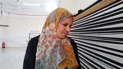 تعرف علي قصة فتاة المزدية في صناعة الفركة بقنا (فيديو)