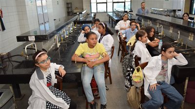 جامعة الطفل فى زيارة لصيدلة عين شمس وتفقد مراحل تصنيع معجون الأسنان 