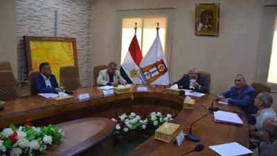 قرارات مصيرية لمصنعي التمور خلال اجتماع محافظ الوادى الجديد برؤساء المراكز