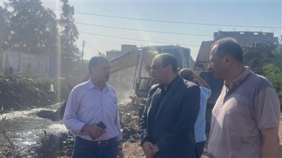 فريق عمل من ري الدقهلية لتطهير ورفع القمامة المتراكمة علي مصرف بقطارس (صور)