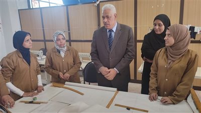 العمل: تدريب مهني لفتيات أسيوط على التفصيل والخياطة