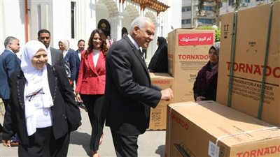 محافظ الجيزة يسلم أجهزة كهربائية لـ10 فتيات مقبلات على الزواج