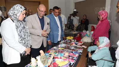 وزير التنمية المحلية ومحافظ بني سويف يفتتحان معرضا للمنتجات الحرفية