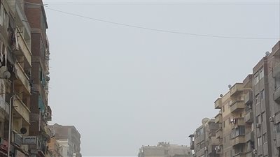 بوادر العاصفة دانيال تصل الإسكندرية، أتربة وغيوم تغطي سماء عروس البحر المتوسط (فيديو) 