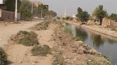 رفع نواتج التطهير ومخلفات التبطين بمركز مطاي في المنيا