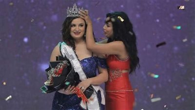 أول متسابقة بوزن زائد تفوز بلقب ملكة جمال (صور)