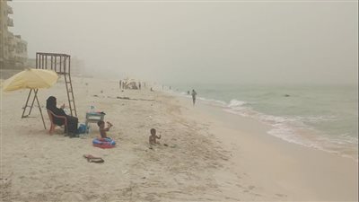  انعدام الرؤية بسبب إعصار دانيال على شواطئ الإسكندرية والمصطافين يرفضون المغادرة (صور)