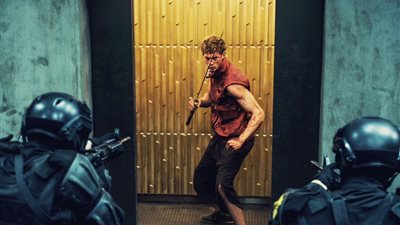 أول صور لـ بيل سكارسجارد من فيلمه القادم Boy Kills World 