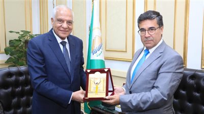 محافظ الجيزة يلتقي سفير دولة الإكوادور في مصر (صور)
