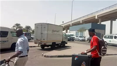 موديست مهاجم الأهلي الجديد يصل مطار القاهرة (صور)