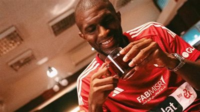  ضجة على مواقع التواصل بعد فيديو تقديم الأهلي للاعبه موديست، وتقليبه الشاي حديث المصريين 