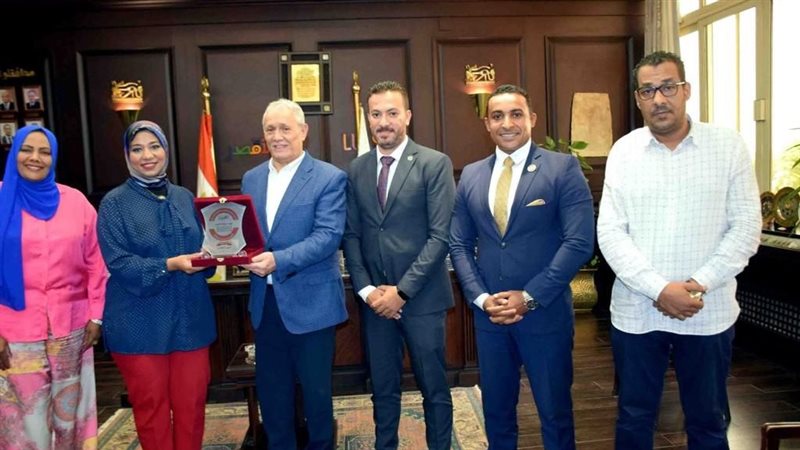 محافظ الأقصر يستقبل