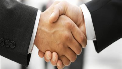  الإفتاء توضح فضل المصافحة في الشرع وبيان ثوابها