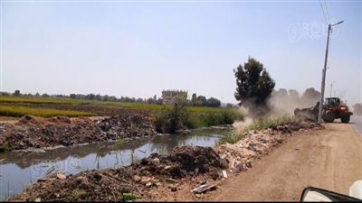 لودر الوحدة المحلية بطنطا يلقي القمامة والمخلفات بمصرف سبرباي الزراعي (فيديو)