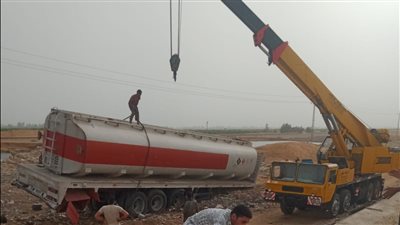 إصابة سائق في انقلاب سيارة محملة بتنك خالى من المواد البترولية في الإسماعيلية (صور) 