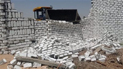 إزالة 10 حالات تعد على الأراضى الزراعية وأملاك الدولة بقرى قنا