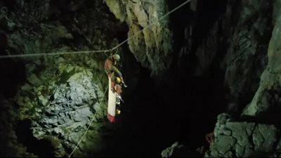 لحظة إنقاذ مستكشف الكهوف الأمريكي بعد حصاره على عمق 1000 متر في تركيا (فيديو)