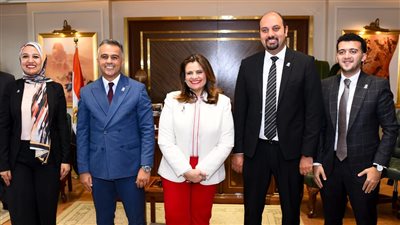 وزيرة الهجرة تبحث تعزيز الروابط بشباب المصريين بالخارج