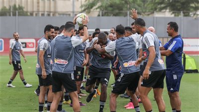 استقبال لاعبى الأهلى لـ أنطونى موديست (صور)