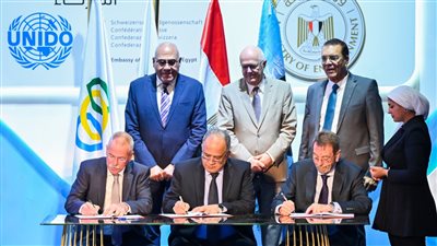 رئيس الهيئة العربية للتصنيع ووزيرة البيئة يشهدان توقيع مذكرة تفاهم