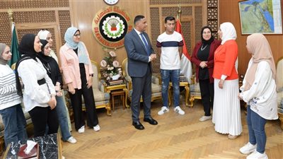 محافظ الدقهلية يلتقي طلاب جامعة دمياط المشاركين ببرنامج التدريب العملي