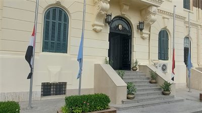  تنكيس الأعلام بمحافظة القاهرة تضامنا مع ليبيا والمغرب (صور)