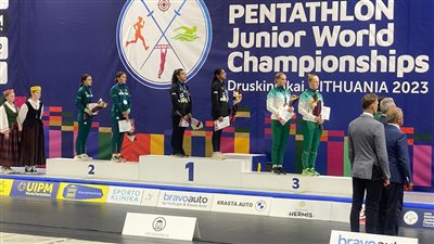 أشرف صبحي يهنئ الخماسي الحديث بذهبية التتابع سيدات ببطولة العالم للناشئين