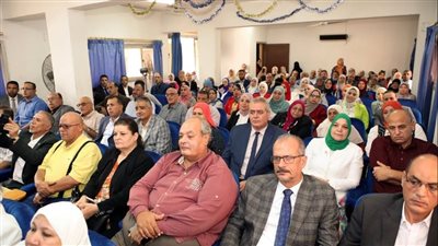 محافظ الشرقية يلتقي العاملين بمديرية الطب البيطري