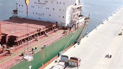 رصيف محطة تحيا مصر بميناء الإسكندرية يستقبل أول سفينة بضائع (صور)